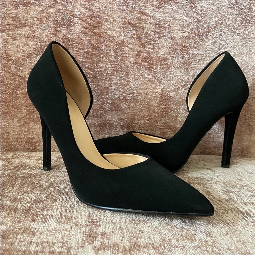 Black pumps